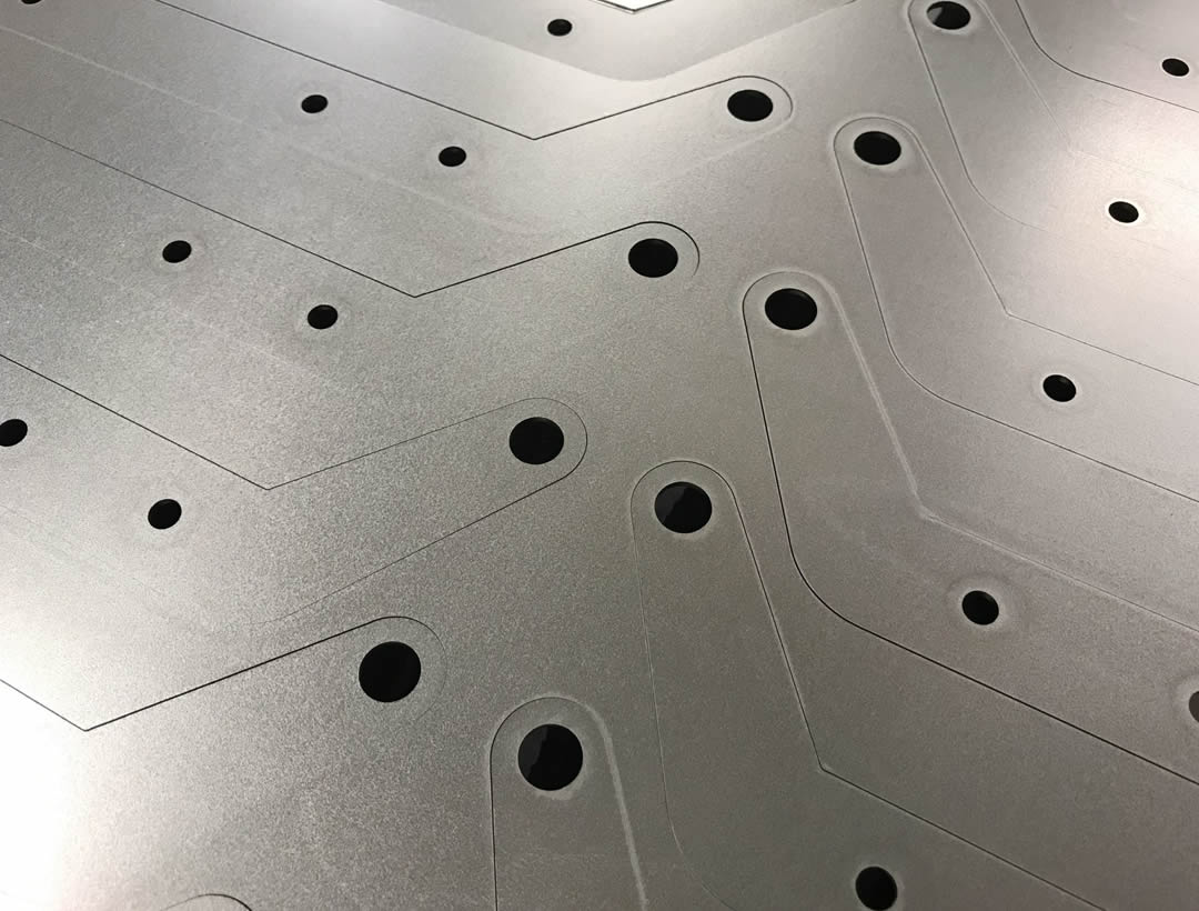 Equipamento industrial cortando chapa de aço carbono com extrema exatidão