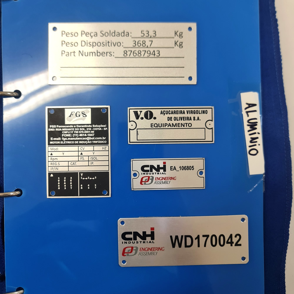 Placa metálica de identificação perfeitamente instalada em maquinário pesado