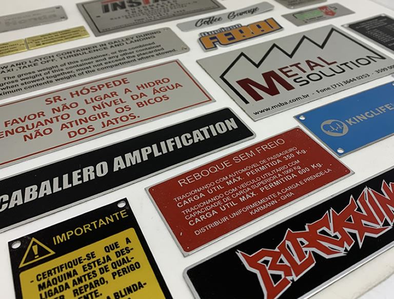 placas identificação Metálica cores e acabamentos