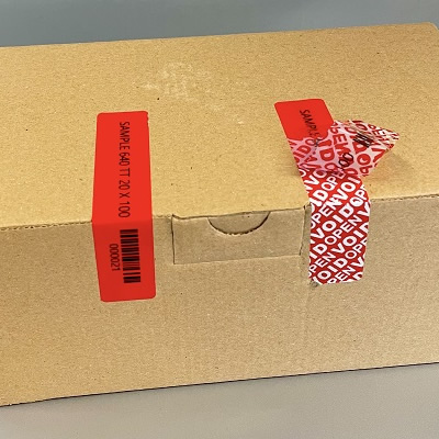 Operador utilizando leitor de código de barras em etiqueta de segurança