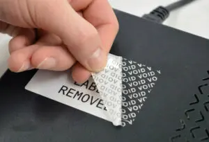 Etiquetas VOID aplicadas em equipamentos eletrônicos industriais